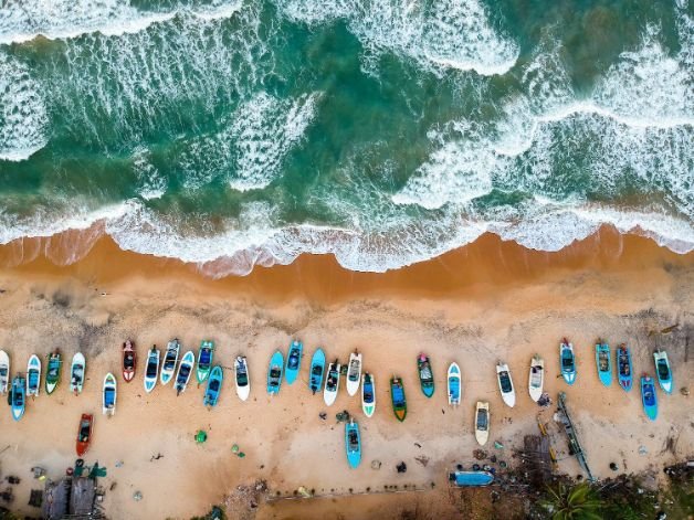 Fisherboats and surfboards at the beach of Arugam Bay